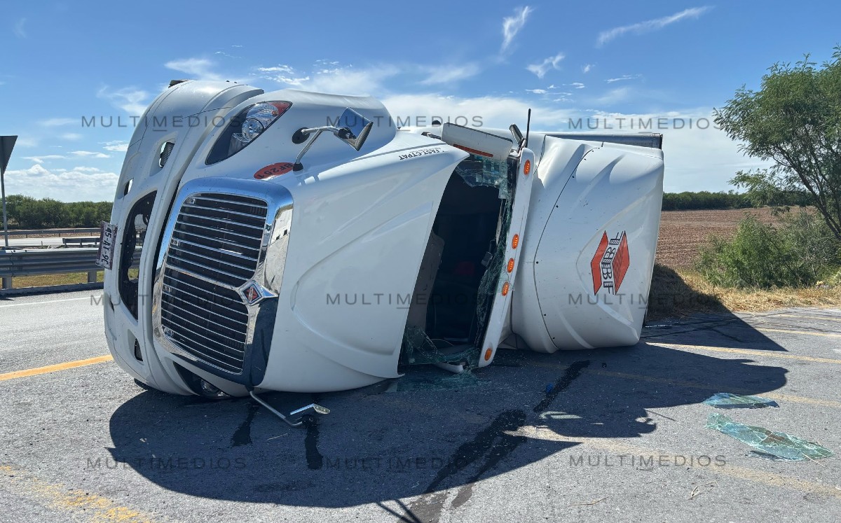 Vuelca tráiler en curva de libramiento con Puente Pharr en Reynosa