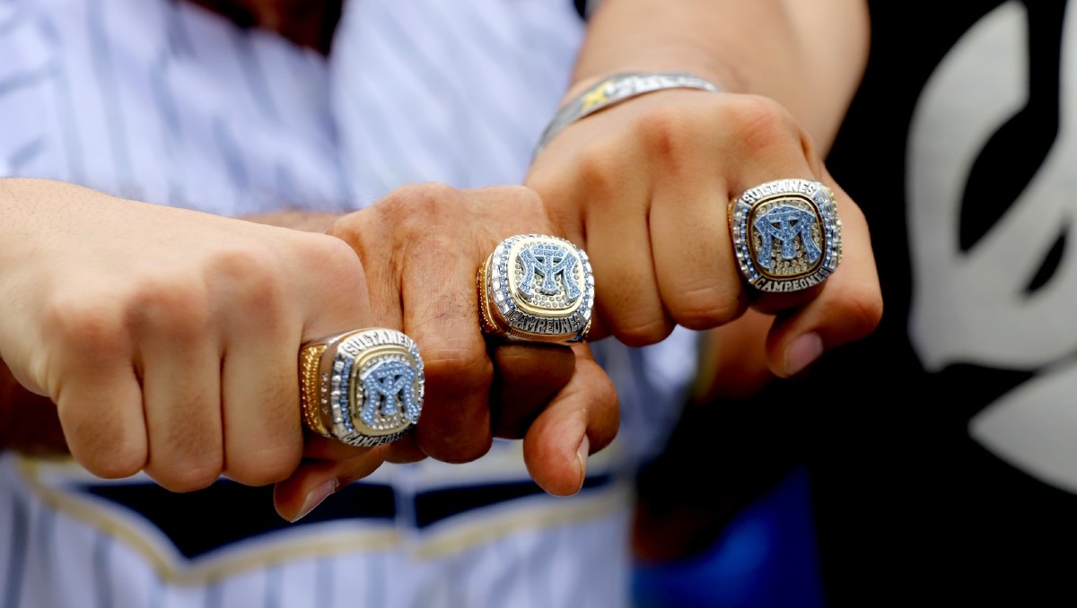 Aficionados de Sultanes reciben anillos réplica del título de 2007 (Roberto Alanís)