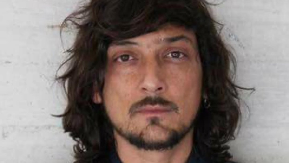 Captan a León Larregui presuntamente borracho en aeropuerto
