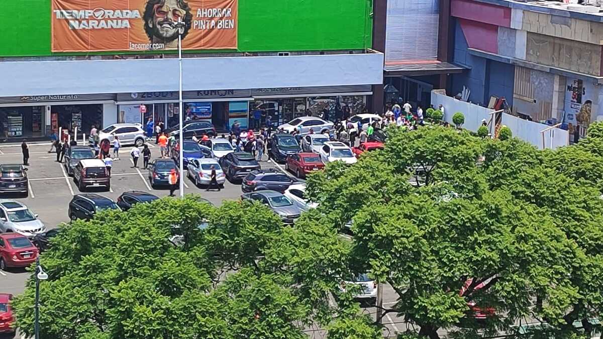 Ciudadanos salen de tiendas tras sismo en CdMx | Especial