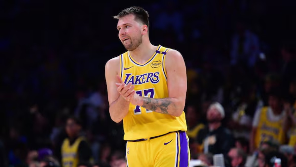 Luka Doncic firma millonaria renovación de contrato con los Lakers (Reuters)