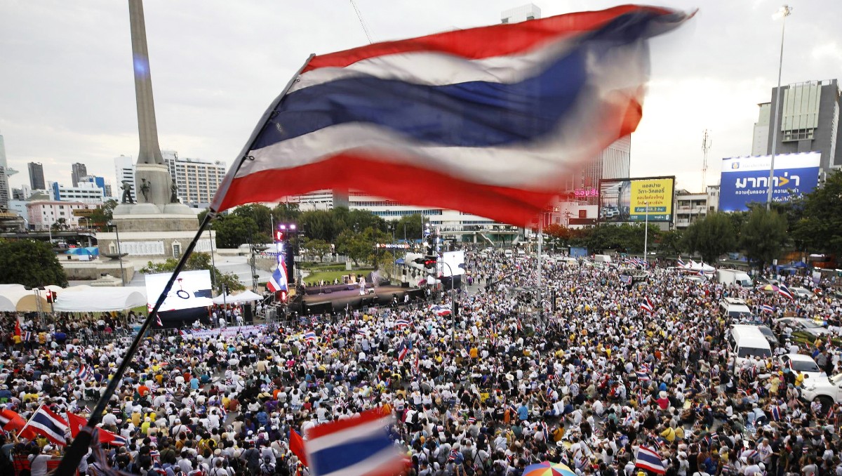 Manifestantes con banderas tailandesas se congregan ante el Monumento a la Victoria | AP