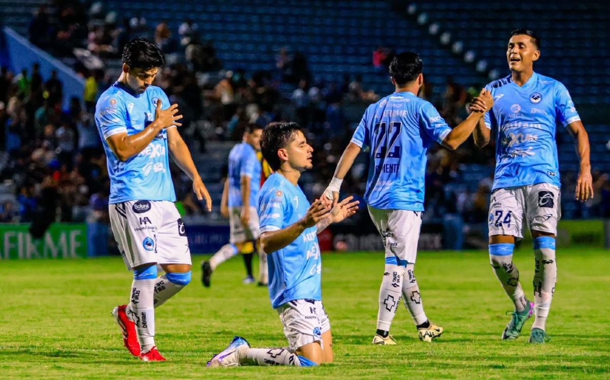 En el minuto 12 el partido de la Jaiba Brava vs Leones Negros subió de nivel.