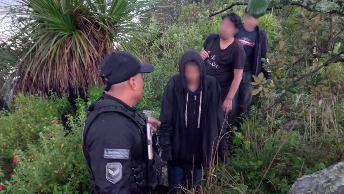 Tres personas fueron localizadas con vida tras extraviarse en la Sierra de Guadalupe, en Coacalco, por la SSEM.| Especial