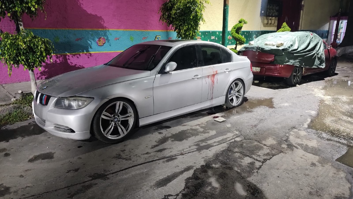 Los agresores también dañaron los autos en la zona, al romper los vidrios de estos. (Especial)