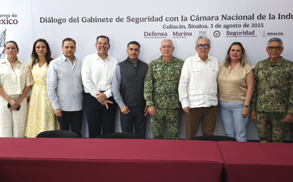 Autoridades federales y estatales se reúnen en la base militar de Culiacán.