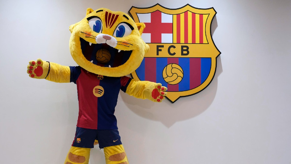 Cat, la mascota del Barcelona que eclipsa a varios jugadores fuera de la cancha (EFE)