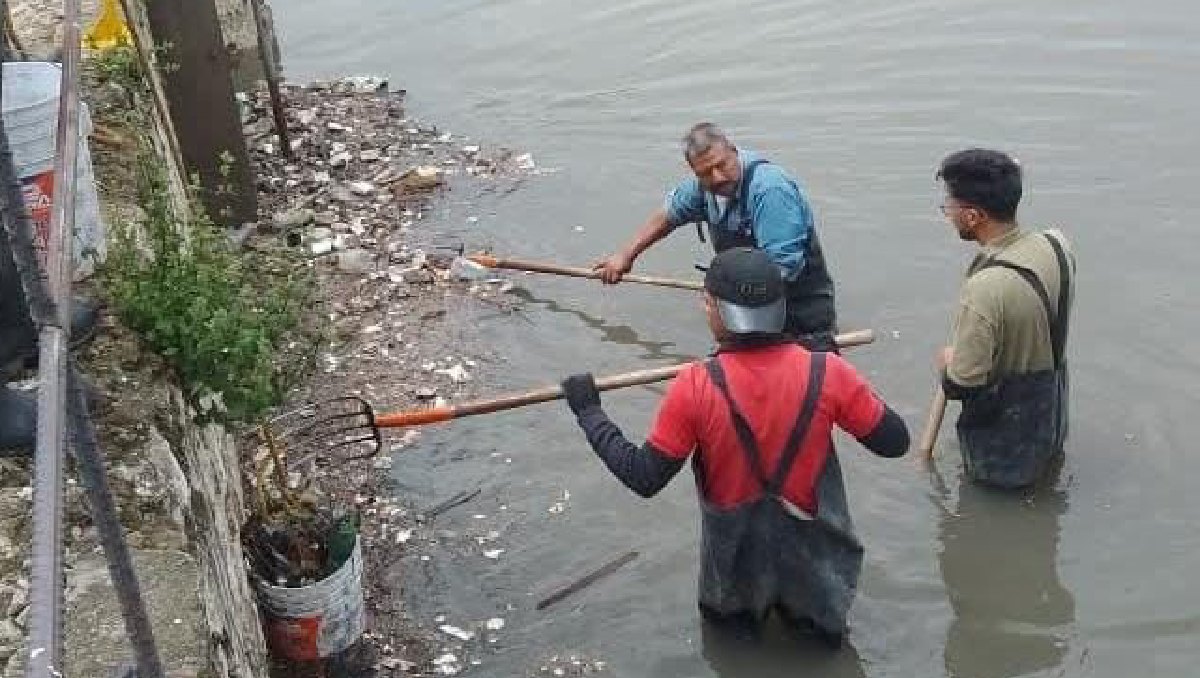 Elementos del gobierno han retirado 50 toneladas de basura de la Presa El Ángulo. Foto: (Especial)