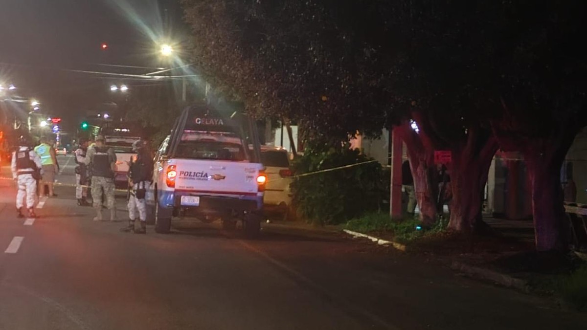 Uno de los hombres murió en el lugar. Los demás salieron corriendo del bar para huir del ataque.