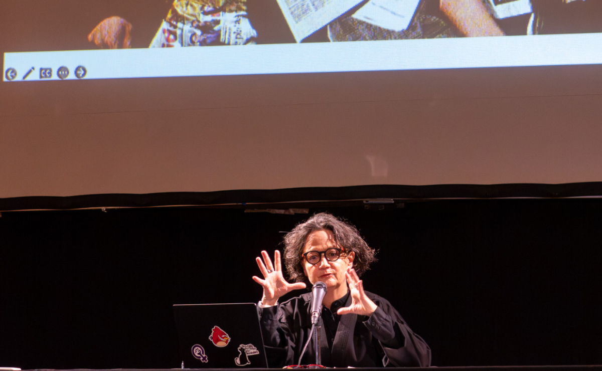 Juliana Faesler dictó la conferencia “Abordar la historia en la escena”. (Foto: @cenartmx)