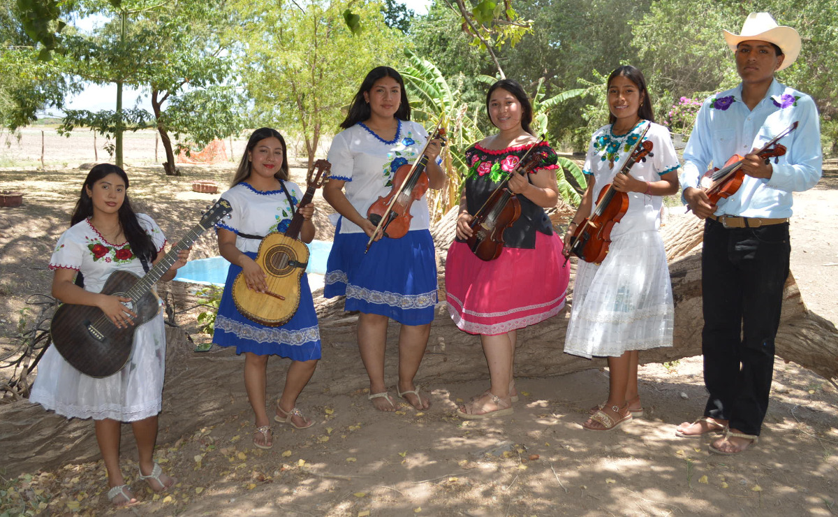 El mariachi tradicional Jiak Usim Jiawai promueve la música tradicional en lengua yaqui, de Potam, Sonora. (Cortesía: Cenart)