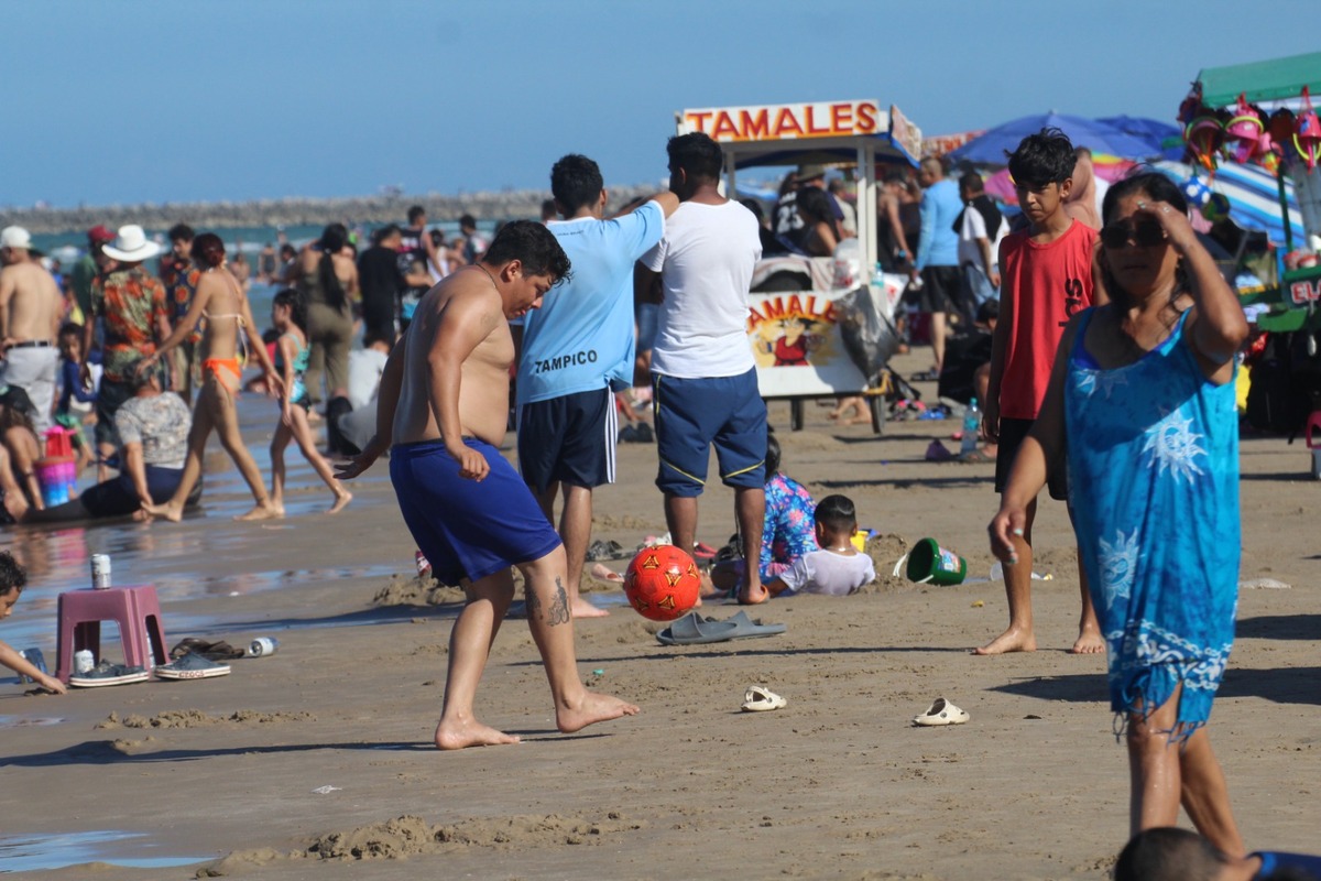 Ola de calor lleva a miles a Playa Miramar en un domingo de intenso bochorno