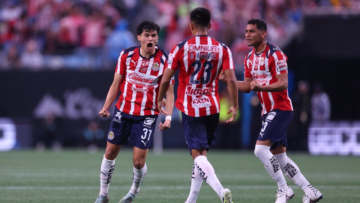 Richard Ledezma celebraba el empate parcial a un gol ante Charlotte (Foto: Cortesía X @Chivas)
