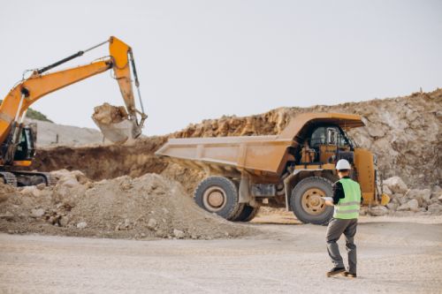 Trabajador frente a una mina de extracción de arena. | Foto: Especial.