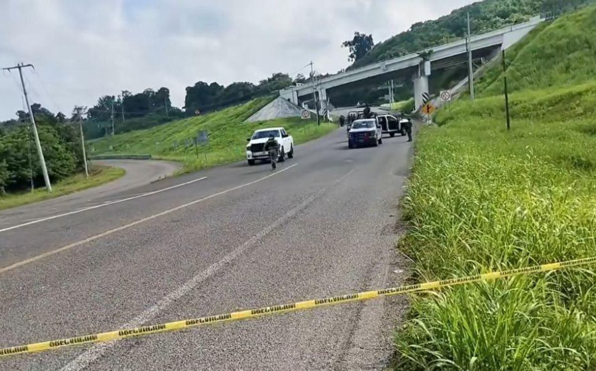 Autoridades acordonaron el área y cerraron la circulación vehicular en el tramo carretero.