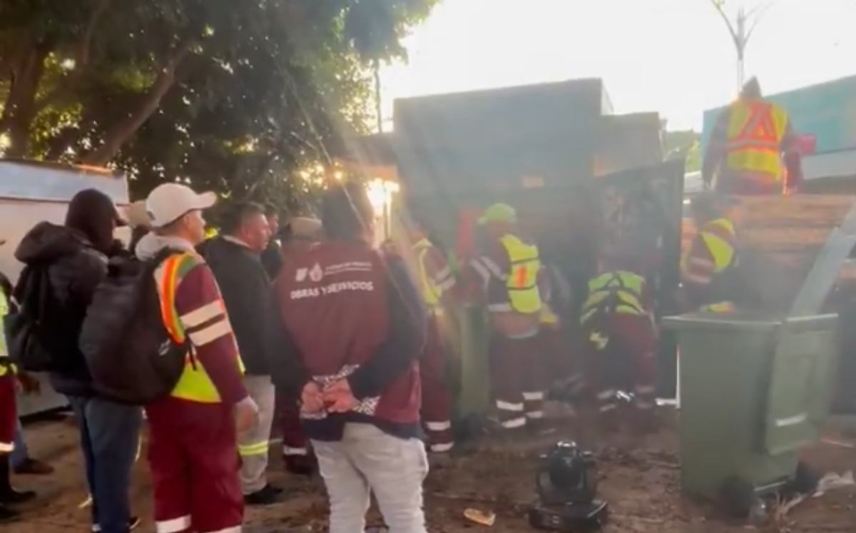 Autoridades desmantelan campamento de la comuna 420 ubicado fuera del metro Hidalgo.