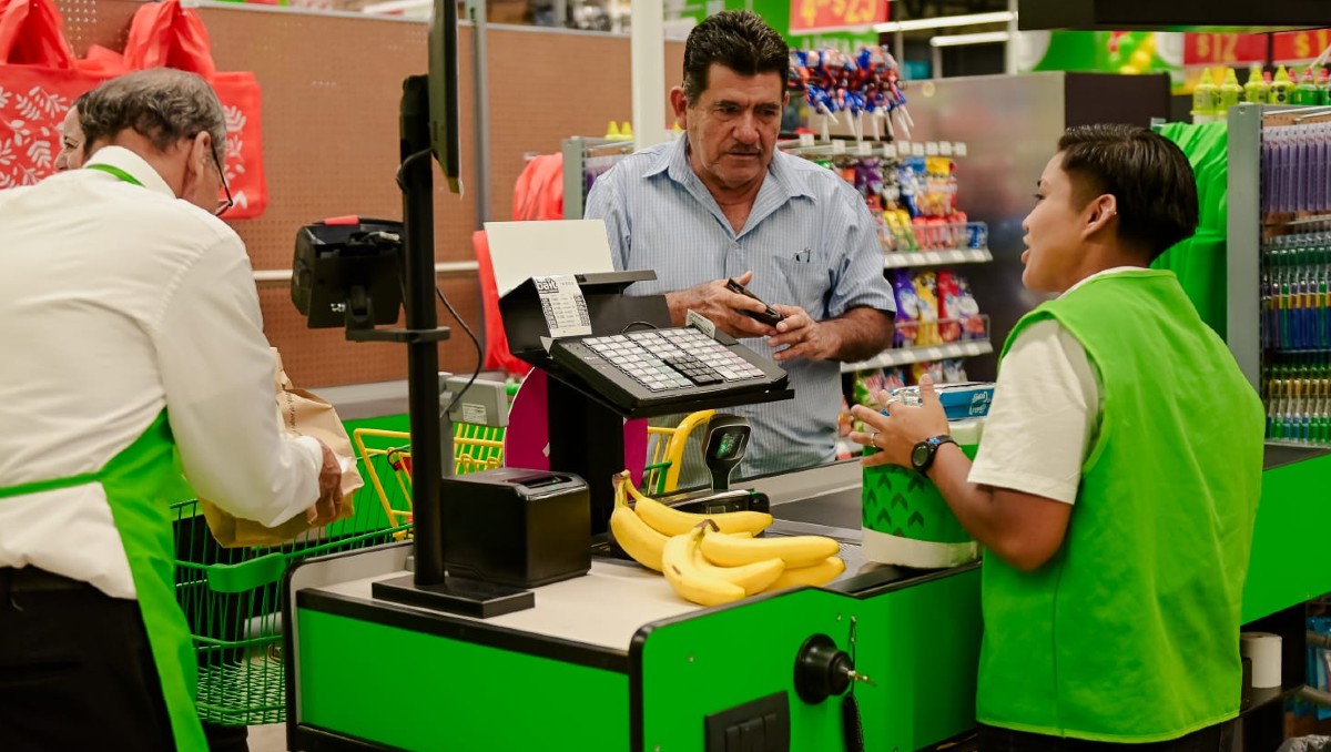 Empleados en supermercado de Tamaulipas.