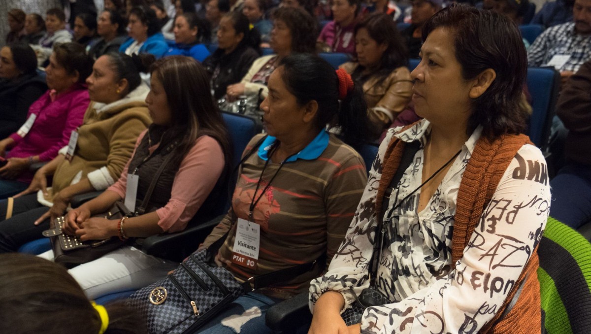 Las mujeres también señalaron irregularidades para cobrar programas sociales del gobierno federal. Foto: Cuartoscuro