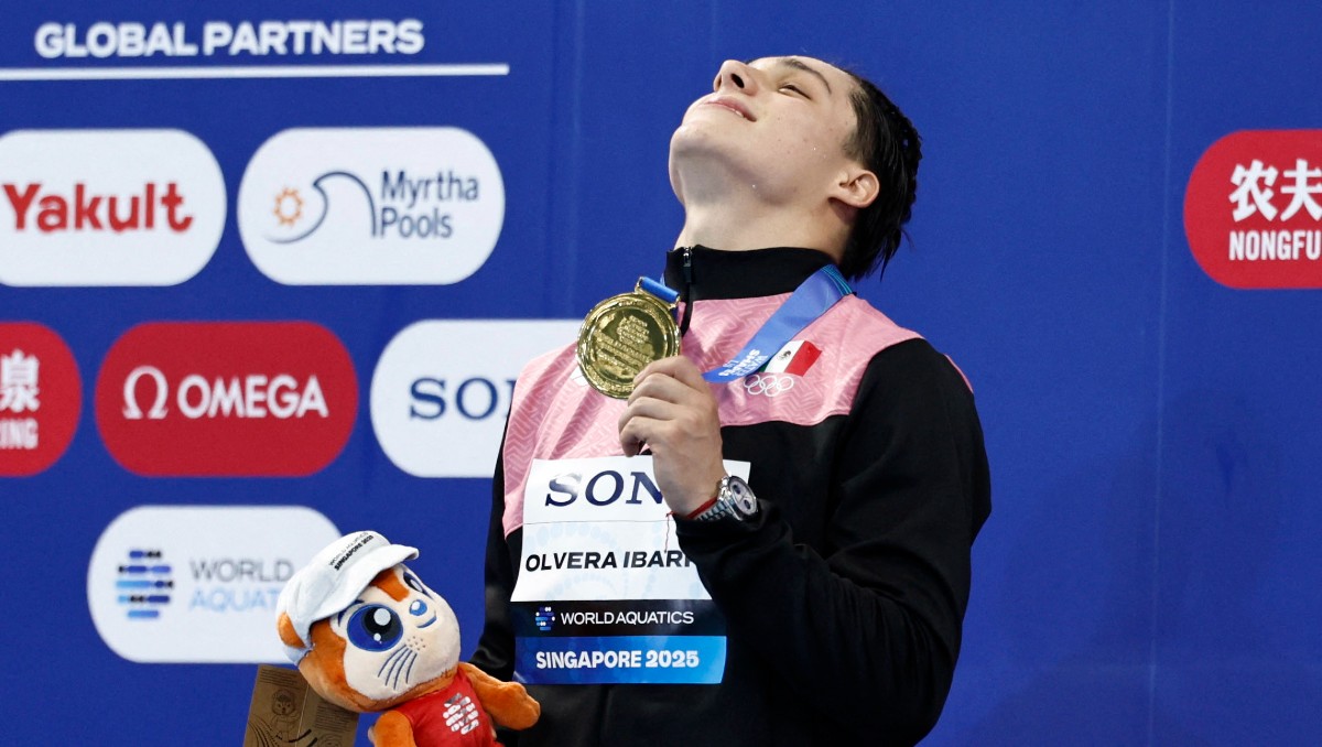Osmar Olvera celebrando su medalla de oro en el Mundial de Natación de Singapur (Reuters)