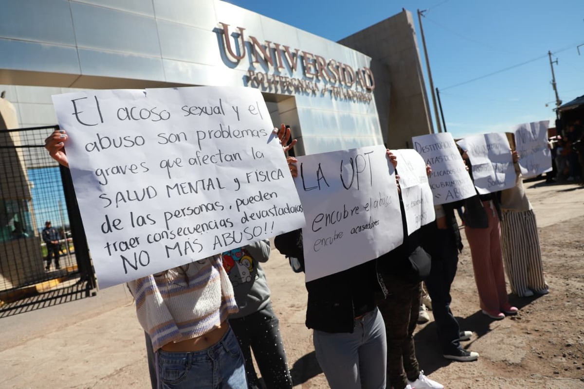Con pancartas y consignas, estudiantes de la UPT se manifestaron frente a la entrada principal de la universidad. (Foto: Jorge Sánchez)