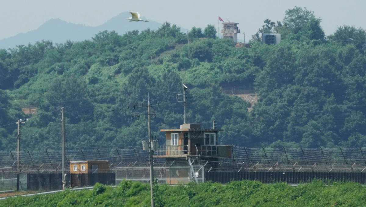 Un puesto militar de Corea del Norte y un puesto militar de Corea del Sur. (Foto: AP)