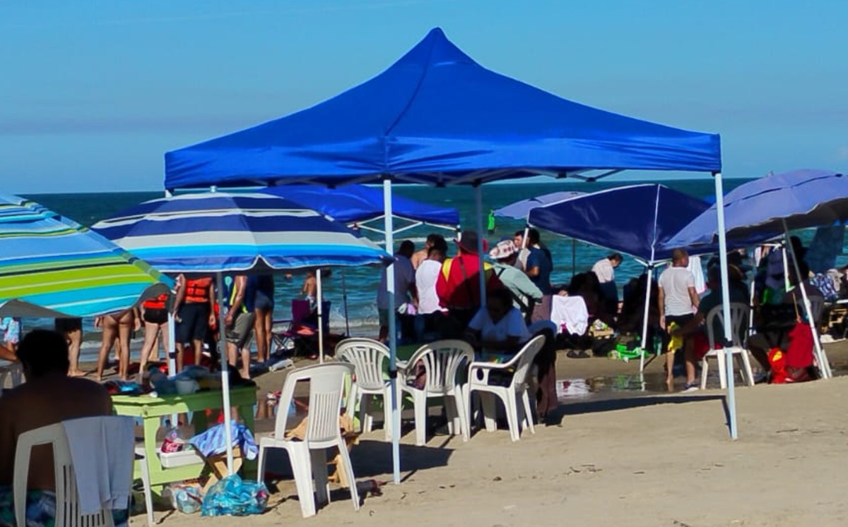 Retirarán toldos ilegales en playa Miramar; no tienen permisos. | Sergio Sánchez