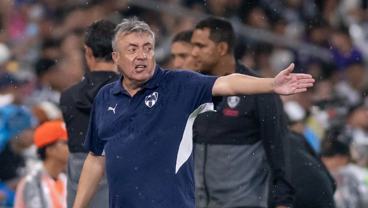 Torrent sigue sin quedar conforme con las actuaciones de Rayados (EFE)