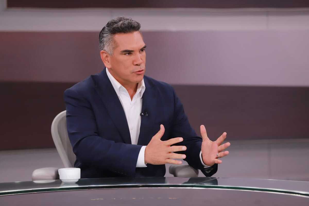 Alejandro Moreno, líder nacional del PRI con Elisa Alanís | Jorge González