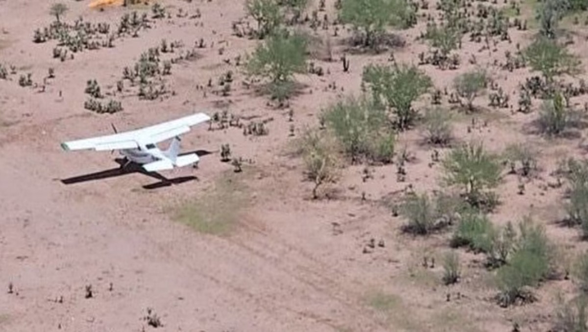 Aseguran avioneta que aterrizó en pista clandestina en Sonora.| SSPC