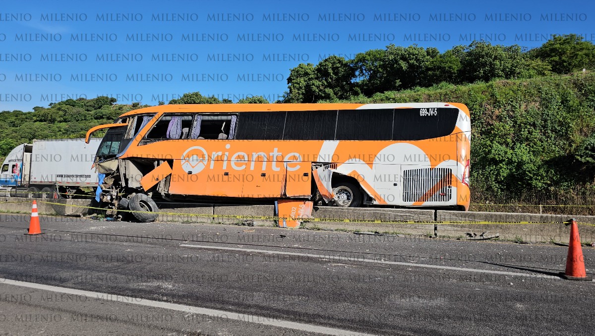 El autobús quedó sobre el muro en la autopista de Zapotlanejo, Jalisco (Juan Carlos Munguía)
