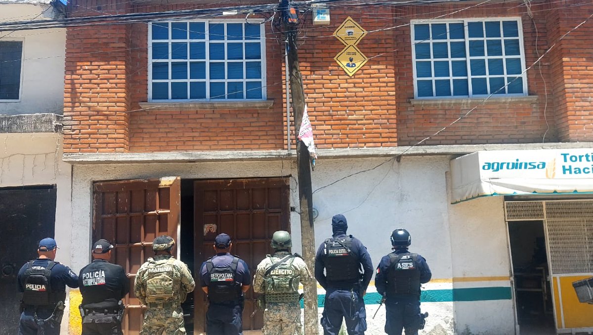 Dentro de la casa de seguridad en Ecatepec encontraron armas, drogas y vehículos. Foto: (Especial)