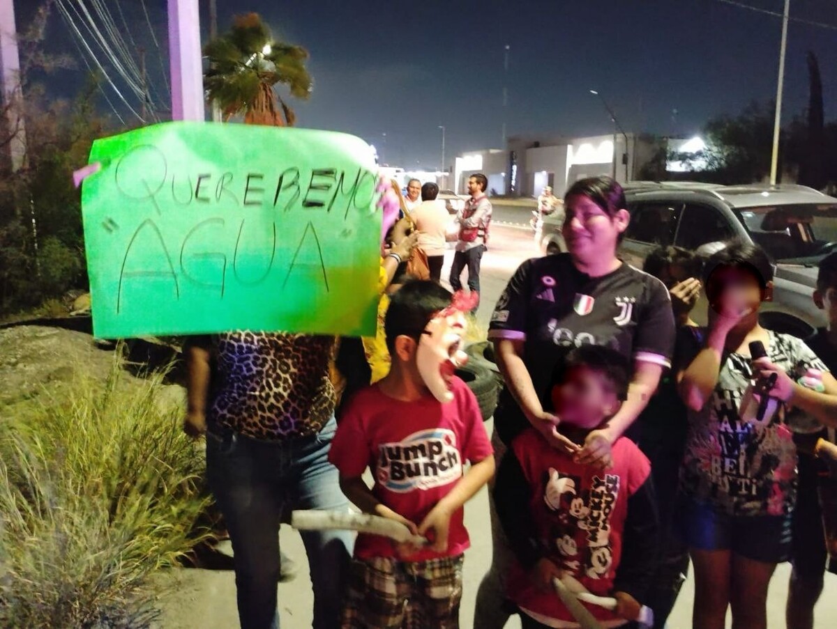 Por falta de agua, vecinos bloquean la carretera Torreón-Matamoros. (Alejandro Castañeda)