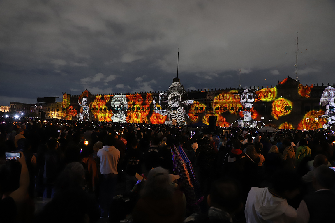 Luces en el Palacio Nacional, en el zócalo de la ciudad de México