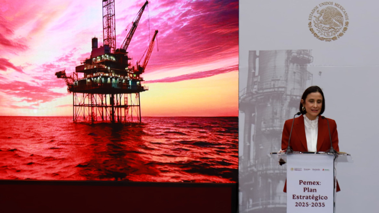 Luz Elena González presenta plan estratégico para fortalecer Pemex 2025-2035