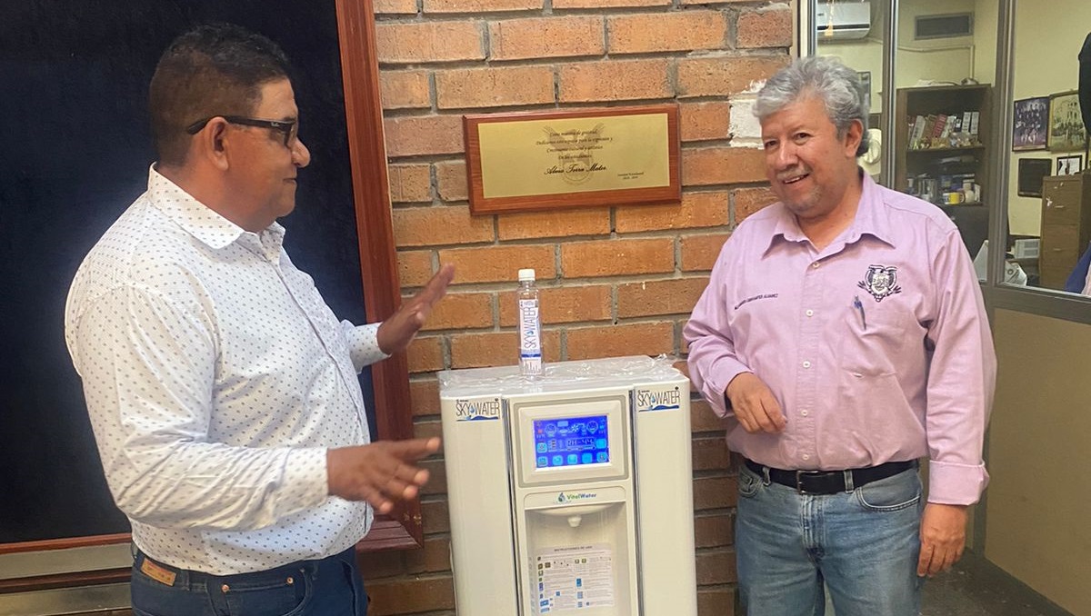Martin Ramírez, egresado de ingeniero Agrónomo en Irrigación y Edgardo Cervantes, director Regional de la UAAAN Unidad Laguna. (cortesía)
