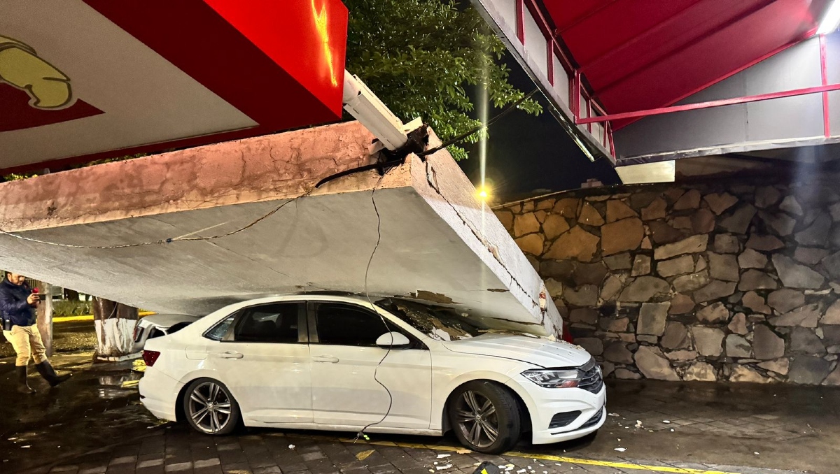 De milagro no ocurrió una tragedia con la caída de la barda espectacular sobre el vehículo (Foto: Usi Toledo)