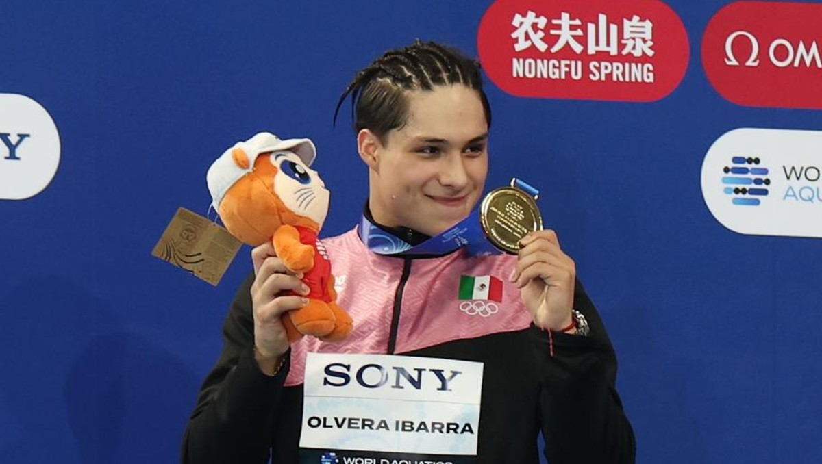 Osmar Olvera es recibido con mariachi en su regreso a México tras ganar el oro en el Mundial de Natación (EFE)