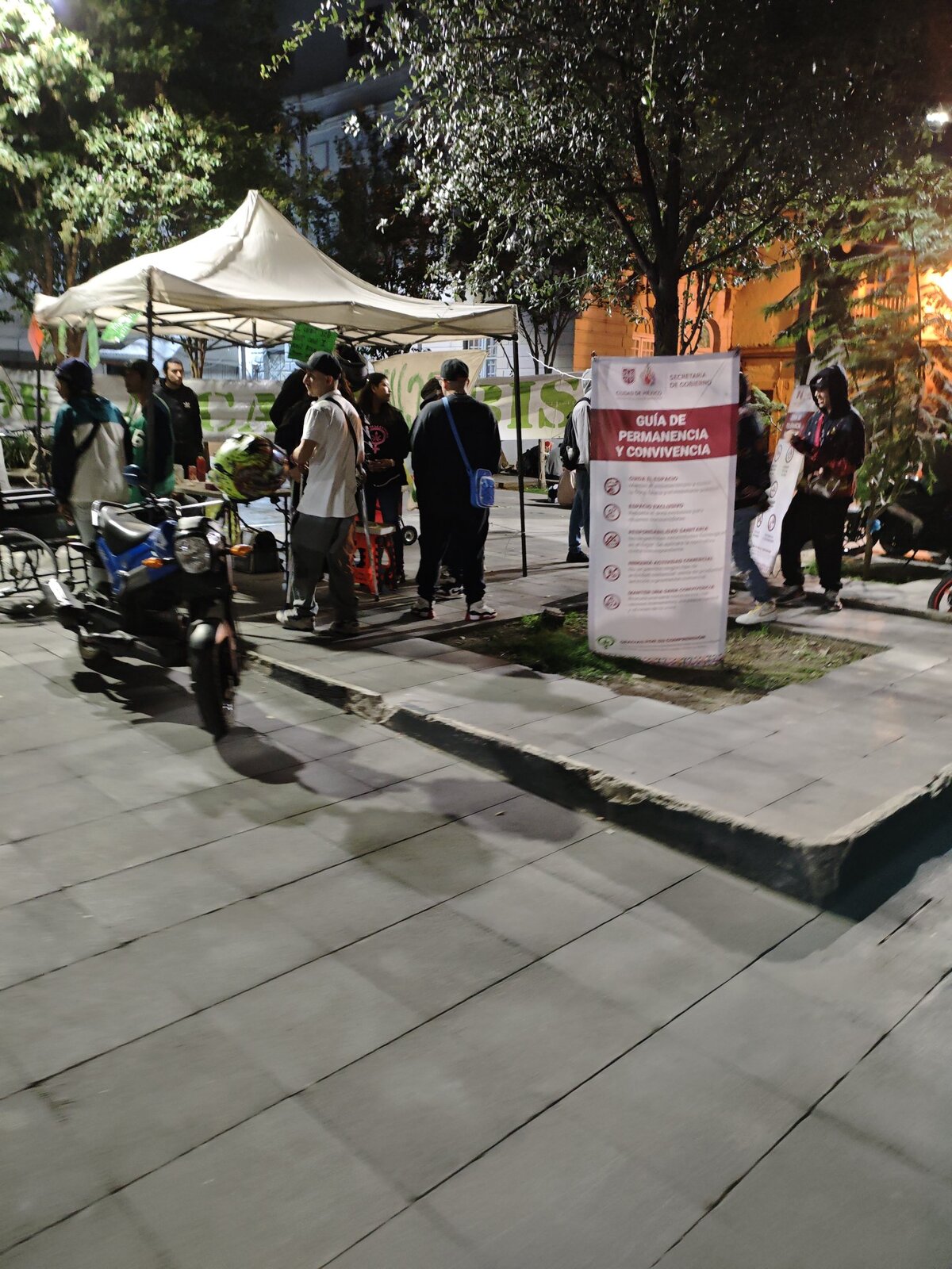 Punto de tolerancia a actividades cannábicas en Plaza de la Concepción. | Foto: @uzumakialucard vía X