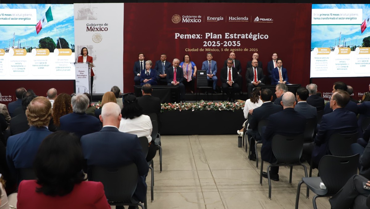 La titular de la Sener, Luz Elena Gonzalez, presenta ante empresarios el Plan Estratégico 2025-2035 para Pemex. Foto: Juan Carlos Bautista