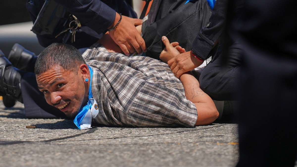 Trump dijo que ICE se enfocaría de los migrantes con actividad criminal, pero ha detenido a más personas sin antecedentes penales. (EFE)