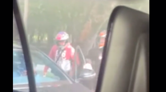 El asalto ocurrió mientras los vehículos estaban frenados por el tráfico.