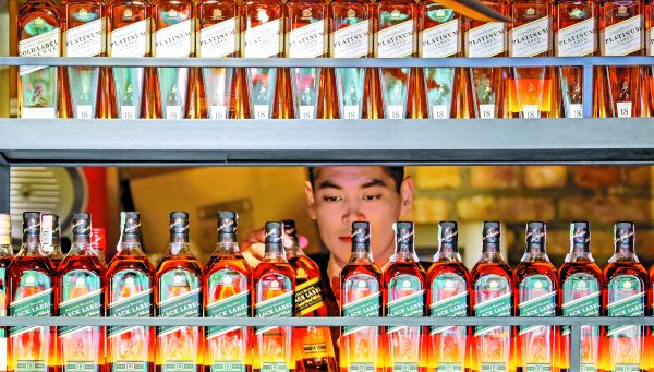 El fabricante de whisky Johnnie Walker reportó una caída de 30% en su beneficio trimestral. SHAMIL ZHUMATOV/REUTERS