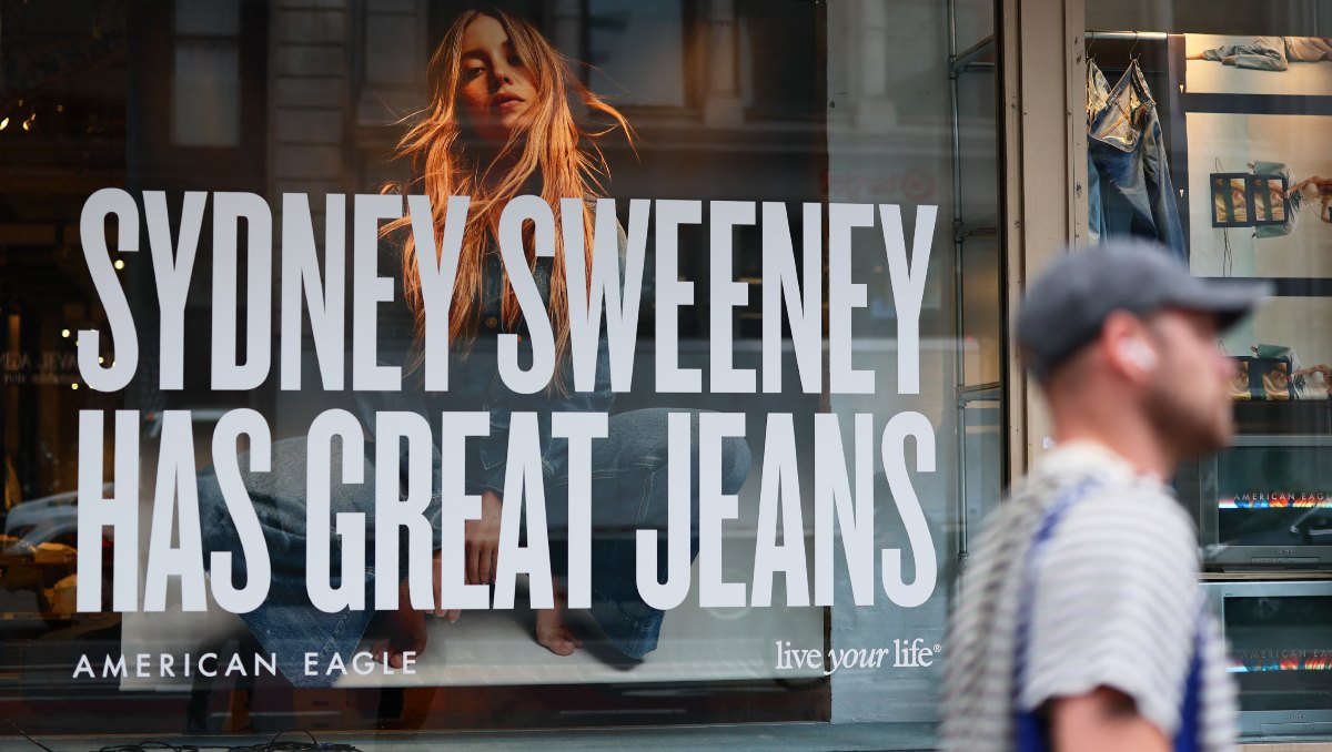 Fotografía de un anuncio de American Eagle en colaboración con Sydney Sweeney en Nueva York, EU | AFP