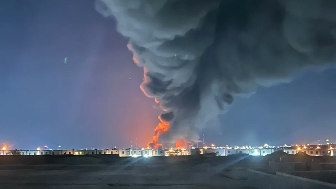 Incendio en empresa recicladora de Reynosa obliga cierre de carretera a Monterrey