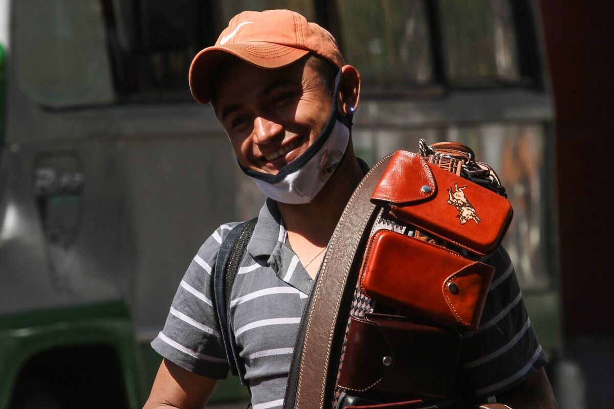Joven vendedor de cinturones en Coyoacán (Imagen ilustrativa). | Foto: Cuartoscuro