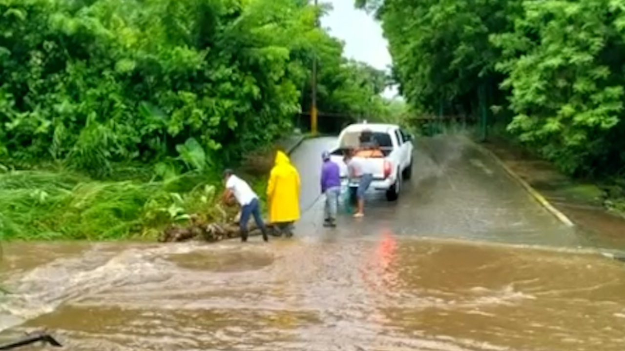 Lluvias de la onda tropical 20 generan inundaciones en varios municipios del sur de Veracruz