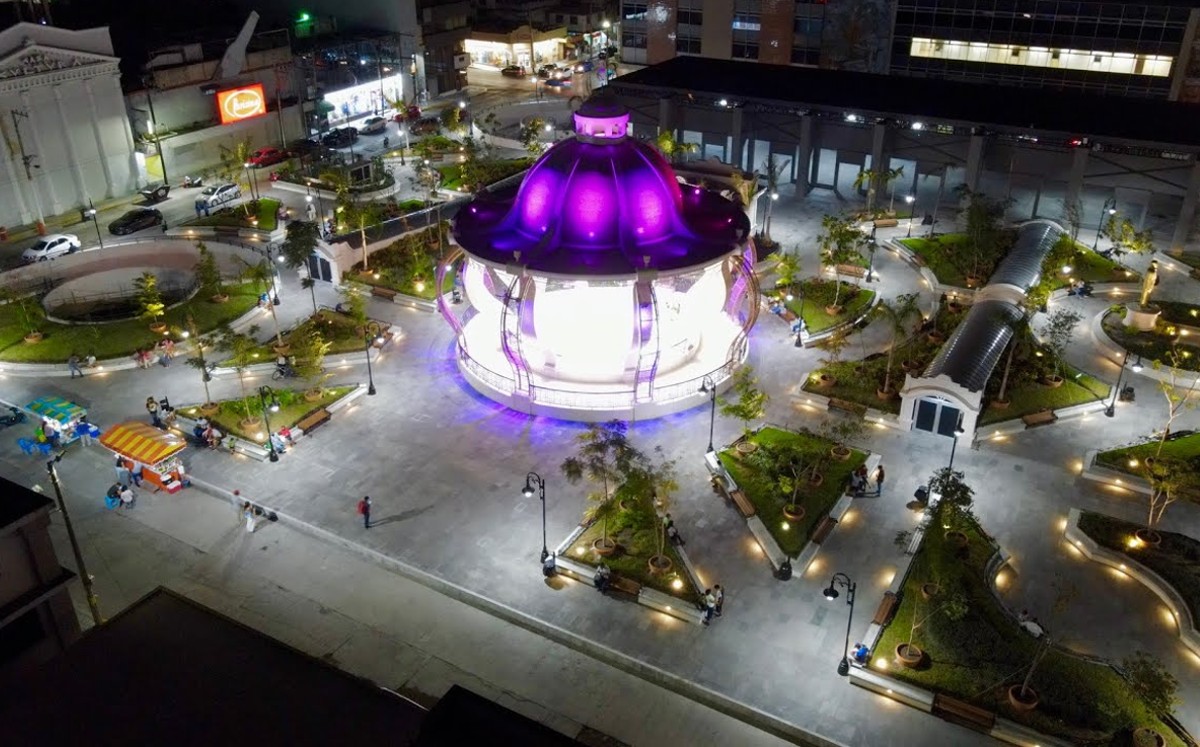 Plaza Isaura Alfaro de Ciudad Madero de noche