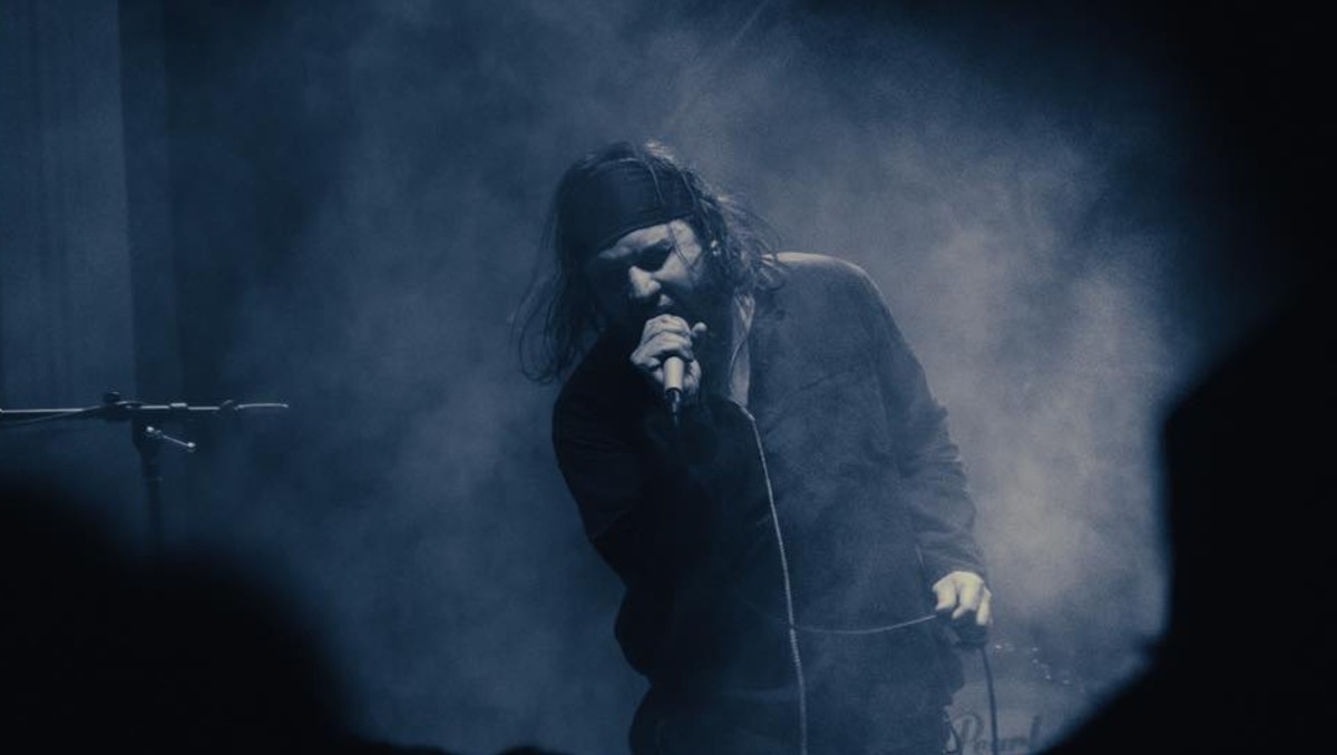 Roberto Eslava, el cantante, encendiendo el escenario | Foto: Cortesía de la banda - Víctor Silva