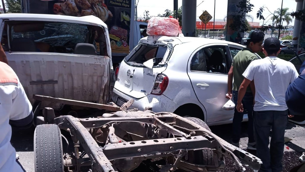 Un accidente entre un tren y varios vehículos en Irapuato dejó varios muertos.