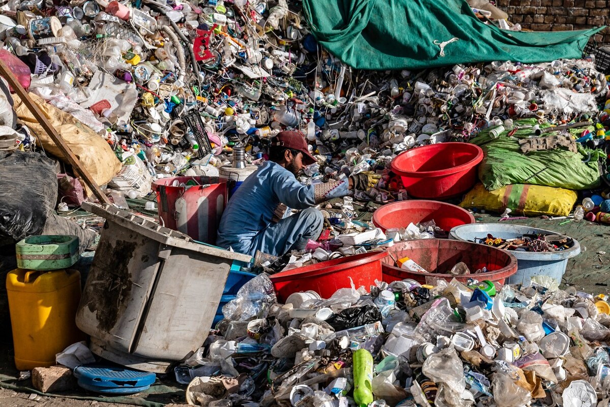 Un hombre trabajando en un basurero en Afganistán (AFP)
